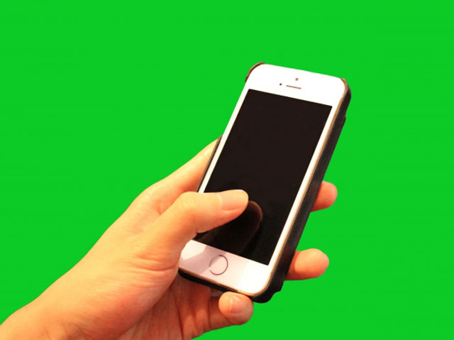 緑の背景とスマートフォン