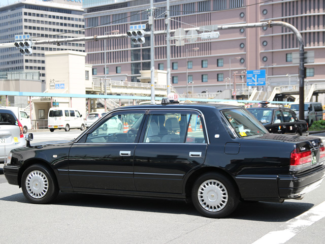 側面からの国際興業大阪タクシーの車体