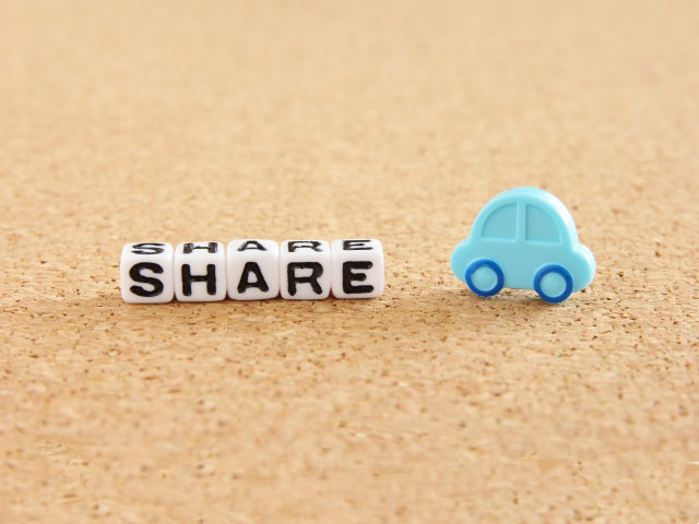 shareの文字と車のミニチュア模型