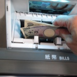 デビットカード最大のメリット！？海外ATMでは現地通貨で預金を引き出せるって知ってました？